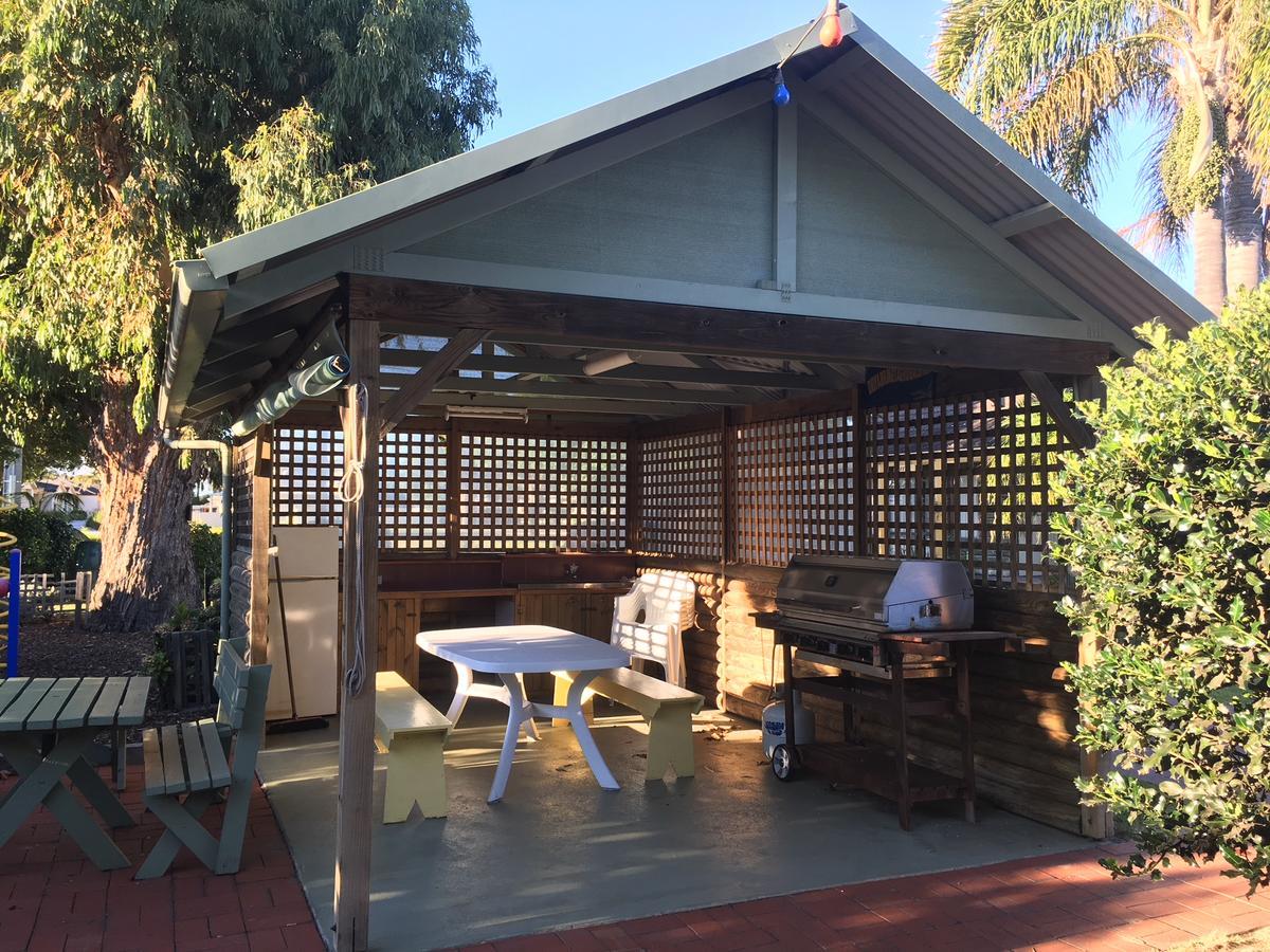 Lazy Acre Log Cabins Lakes Entrance Extérieur photo