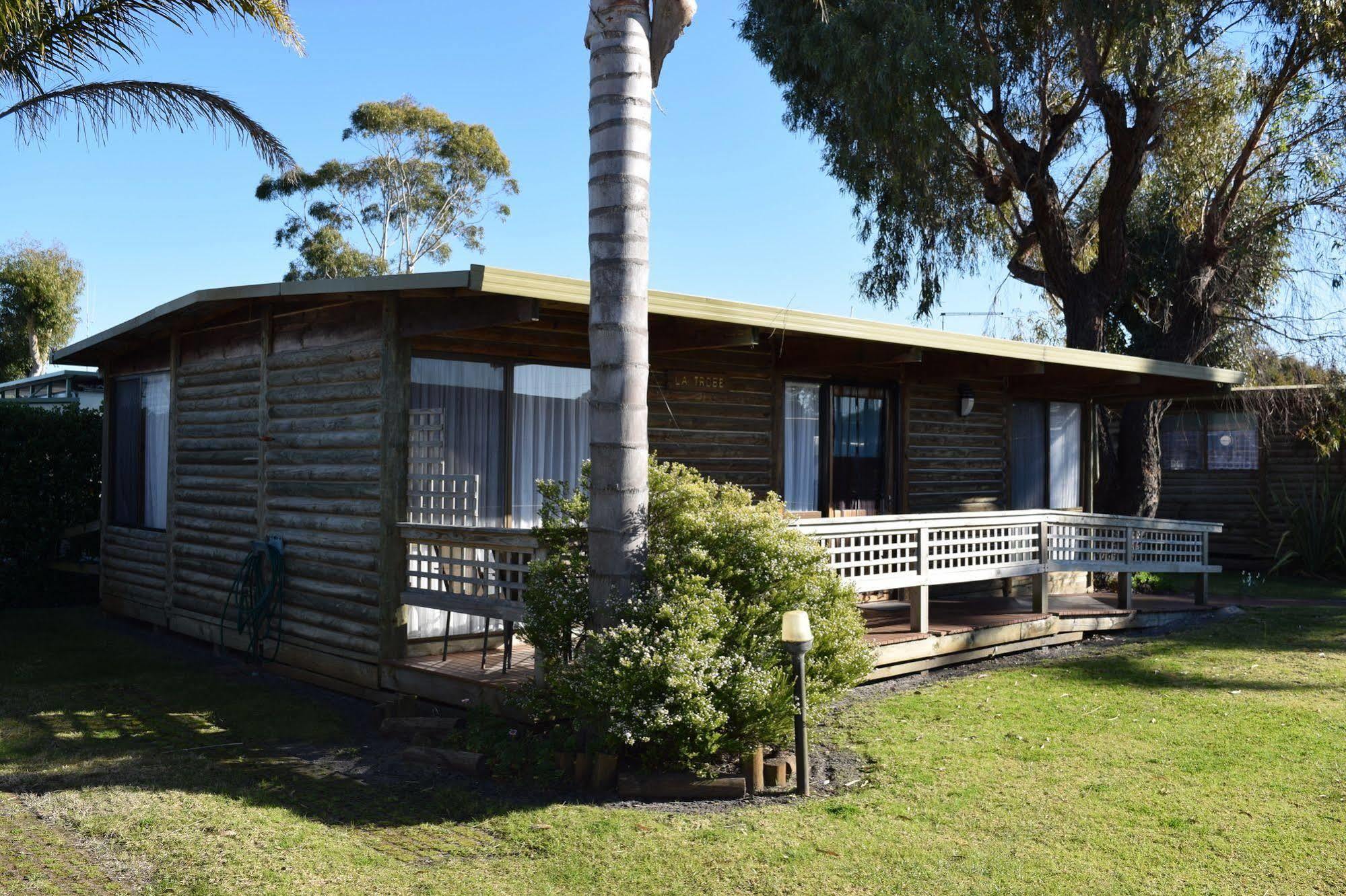 Lazy Acre Log Cabins Lakes Entrance Extérieur photo