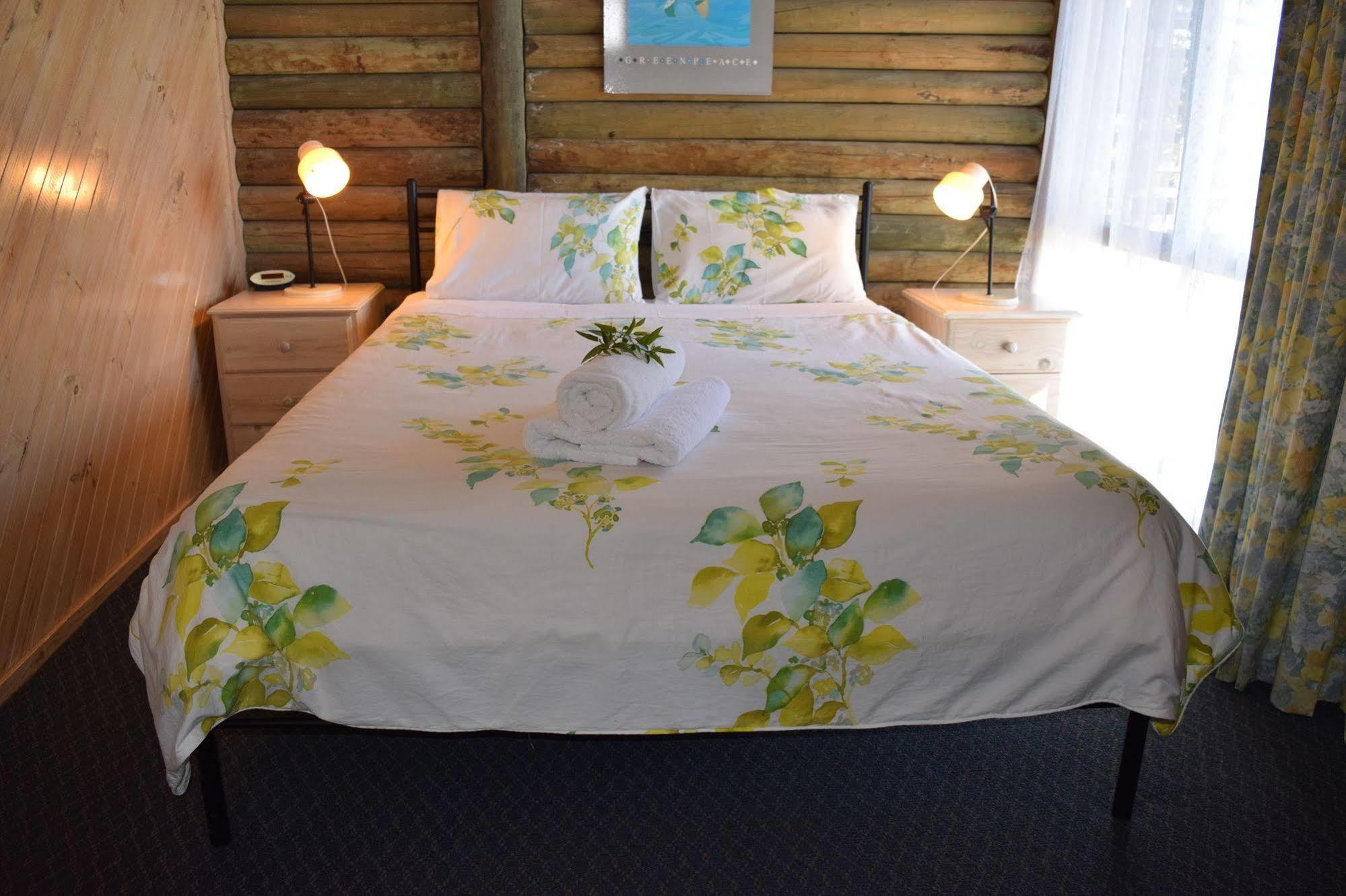 Lazy Acre Log Cabins Lakes Entrance Extérieur photo