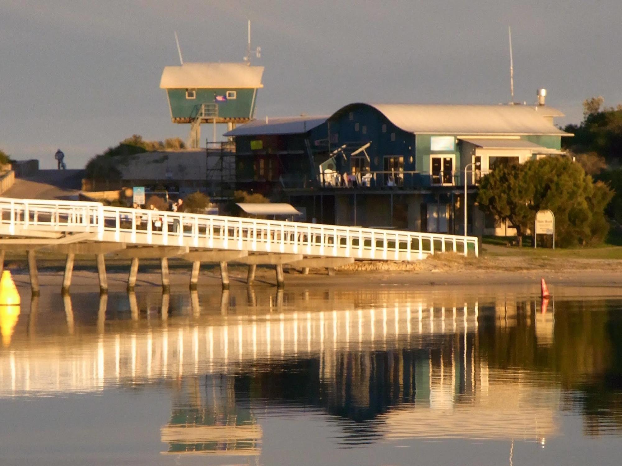 Lazy Acre Log Cabins Lakes Entrance Extérieur photo