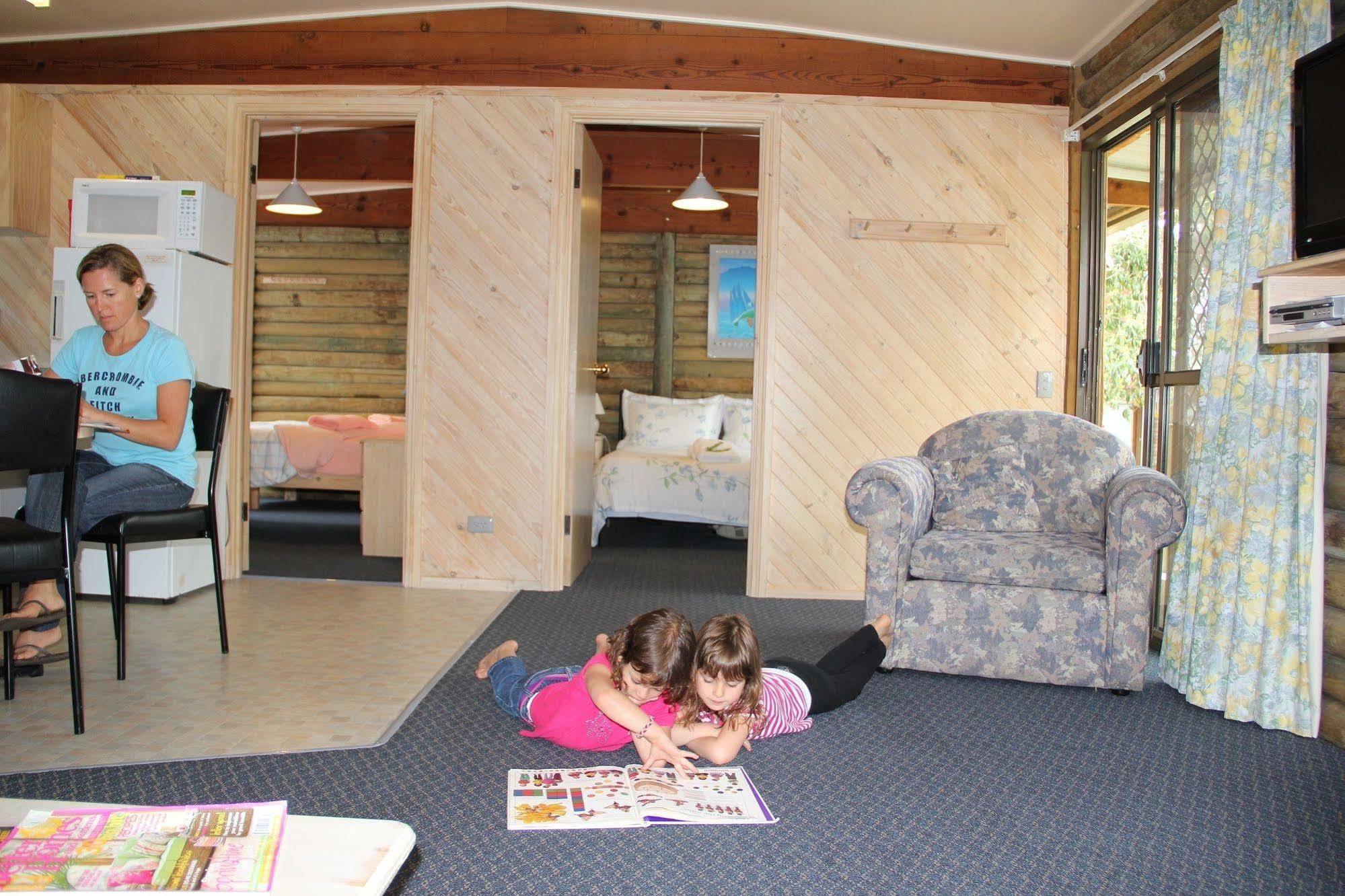 Lazy Acre Log Cabins Lakes Entrance Extérieur photo