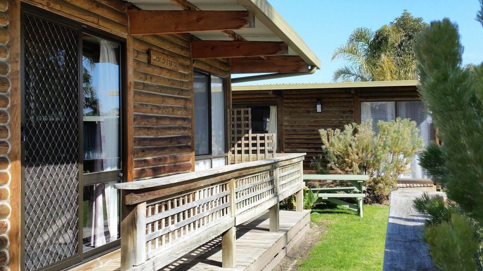 Lazy Acre Log Cabins Lakes Entrance Extérieur photo