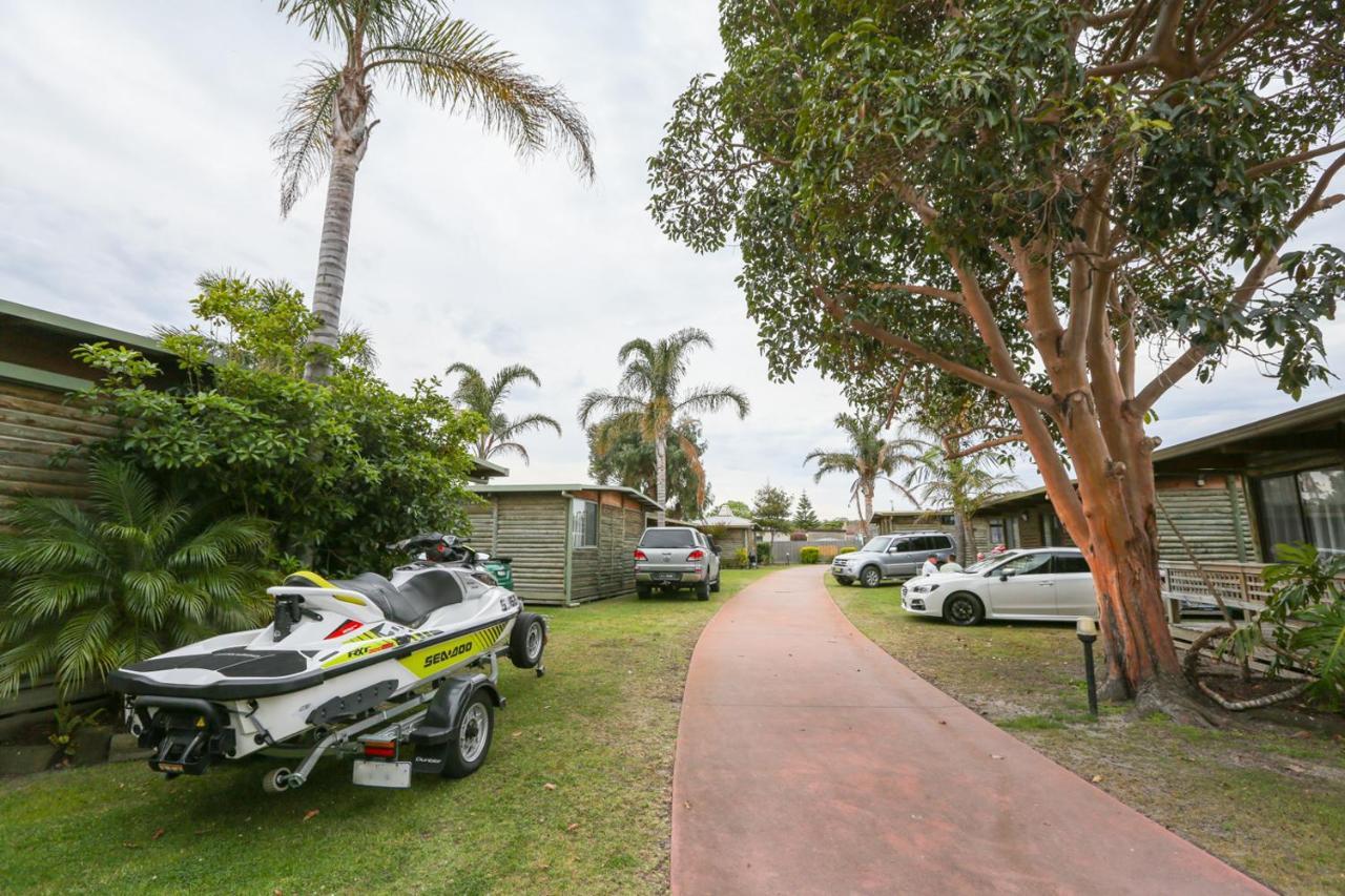 Lazy Acre Log Cabins Lakes Entrance Extérieur photo